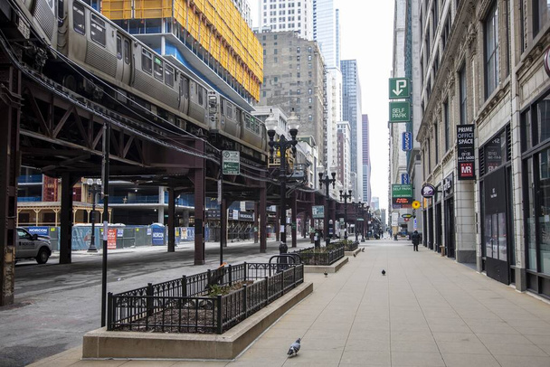 CHICAGO, UNITED STATES - Mar 24, 2020: Streets of downtown Chicago around State street and Michigan ave are completely desolated, empty  due the national health pandemic Covid-19 - Foto, imagen