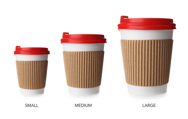 Beyaz arka planda farklı boyutlarda kahve fincanları. - Fotoğraf, Görsel