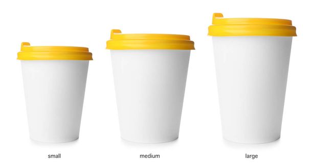 Ποτήρια καφέ διαφορετικού μεγέθους takeaway σε λευκό φόντο - Φωτογραφία, εικόνα