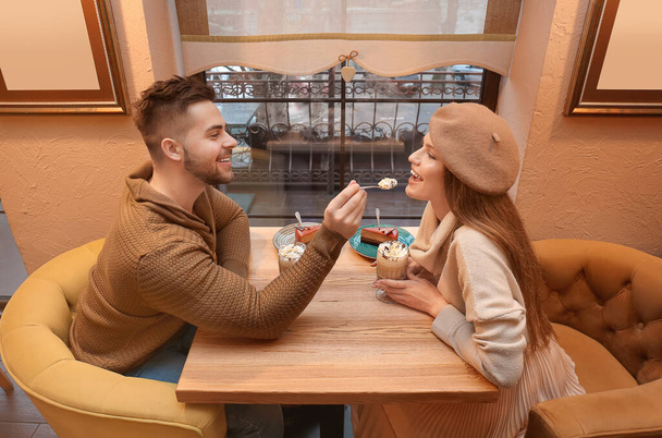 Feliz pareja joven en una cita romántica en la cafetería
 - Foto, Imagen