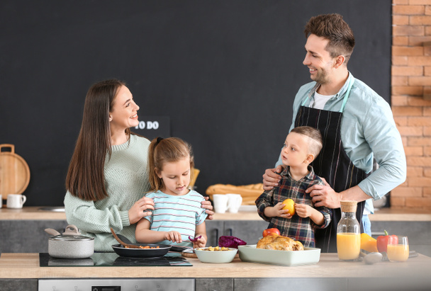 Genç aile birlikte mutfakta yemek - Fotoğraf, Görsel