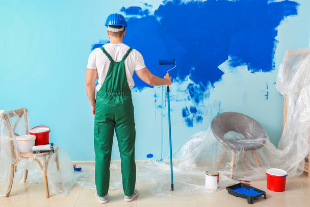 Muž dělník malba stěna v pokoji - Fotografie, Obrázek