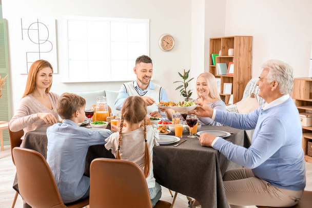 Family celebrating Thanksgiving Day at home - Valokuva, kuva