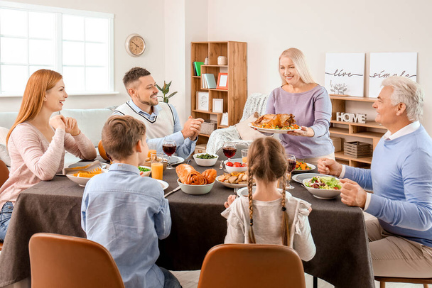 Familia celebrando el Día de Acción de Gracias en casa
 - Foto, imagen