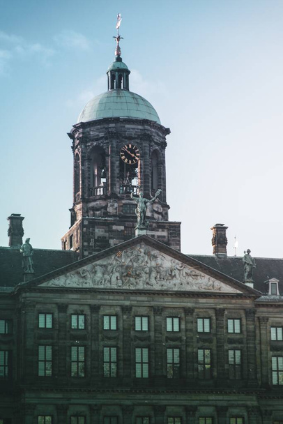 Matala kulma kuva kuninkaallisesta palatsista Amsterdamin Dam Squarella, Alankomaissa - Valokuva, kuva