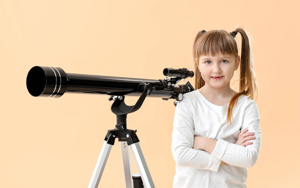 Linda niña con telescopio sobre fondo de color
 - Foto, Imagen