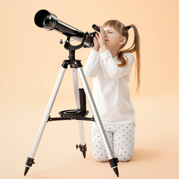 Petite fille mignonne avec télescope sur fond de couleur
 - Photo, image