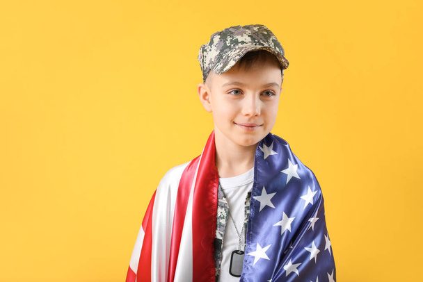 Lindo soldadito con bandera de EE.UU. sobre fondo de color
 - Foto, Imagen