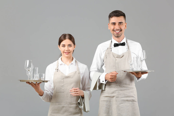 Προσωπογραφία των σερβιτόρων σε γκρι φόντο - Φωτογραφία, εικόνα