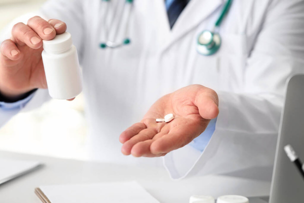 Médecin sénior avec pilules à la clinique, gros plan
 - Photo, image