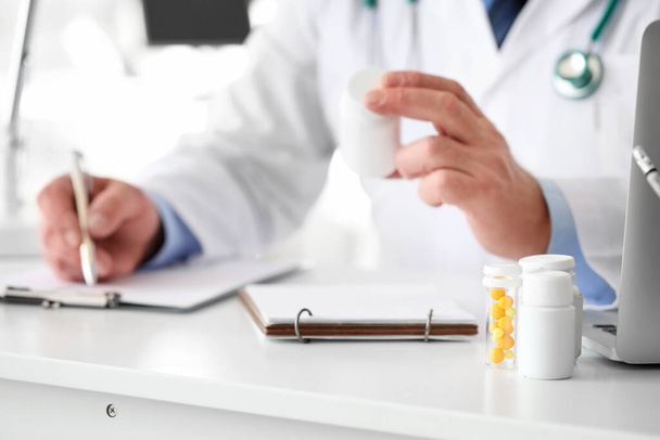 Pillole sul tavolo del medico in clinica
 - Foto, immagini
