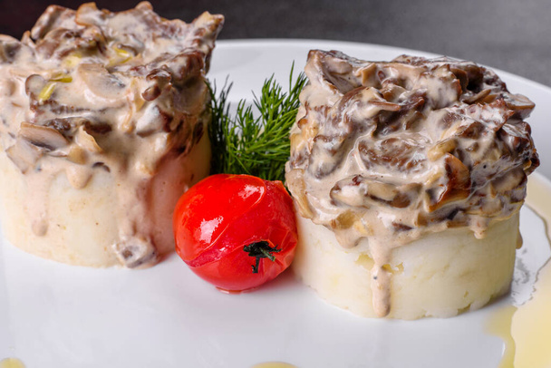 Finom marhahús stroganoff lágy krumplipürével. Marha sztroganoff burgonyával tálalva - Fotó, kép
