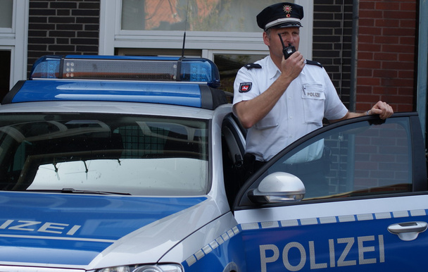 Polizist mit Polizeifunk - Foto, Bild