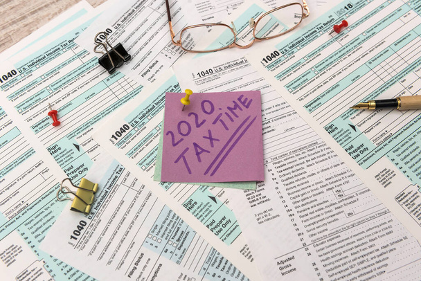 2020 Tax Company. Autocollants colorés avec rappel à 1040 formulaire d'impôt fermer
 - Photo, image