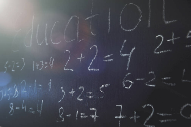 Основні формули математики, написані на фоні дошки
. - Фото, зображення
