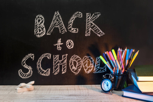 テキスト「学校に戻る」と学校の黒板。9月・教育理念 - 写真・画像