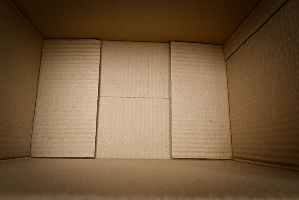 άδειο μέσα σε καφέ κουτί χαρτοκιβώτιο χάρτινη συσκευασία ανοικτή συσκευασία - Φωτογραφία, εικόνα