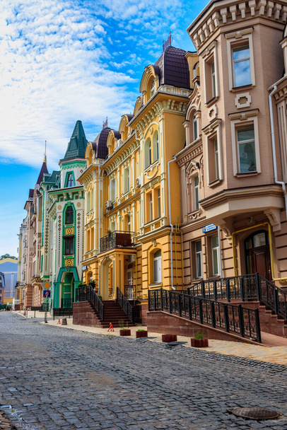 Ukrayna 'nın Kiev kentindeki Vozdvizhenka elit bölgesinin renkli evleri - Fotoğraf, Görsel