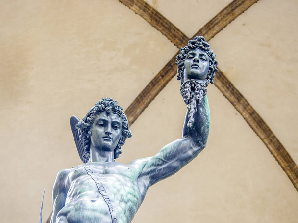 florencka rzeźba na placu Piazza della signoria, włoski renesans florentyński: perseusz celliński - Zdjęcie, obraz