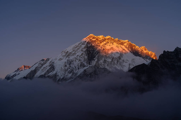 Hermosa montaña Nuptse pico al atardecer vista desde el pueblo de Lobuche en la región del Everest en la cordillera del Himalaya, Nepal, Asia
 - Foto, imagen