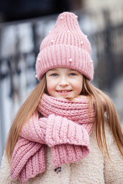 красива дівчина в зимовому капелюсі і шарфі
 - Фото, зображення