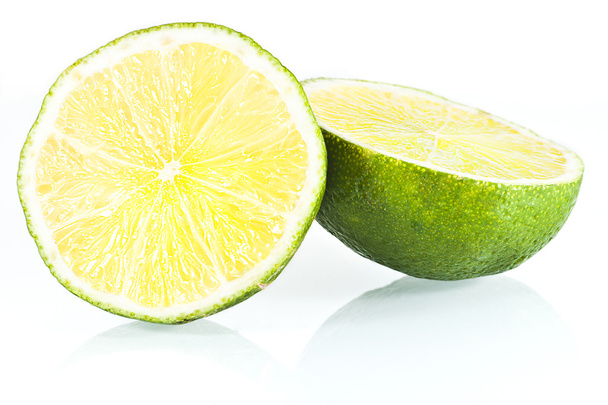 Frescas e deliciosas metades de limão isolado
 - Foto, Imagem
