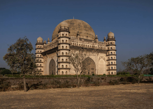 Голумбумбазька гробниця з одним з найбільших куполів у світі (Біджапур, Індія). - Фото, зображення