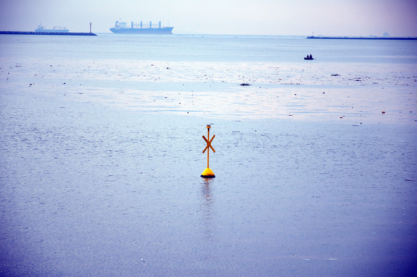 magányos sárga bója - Fotó, kép