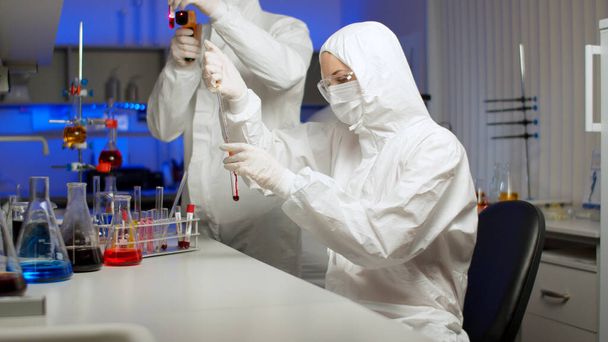 Biolog vyšetřující vzorek viru v laboratoři - Fotografie, Obrázek