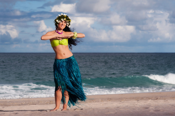 gyönyörű, hula táncosnő a strand mosolygós - Fotó, kép