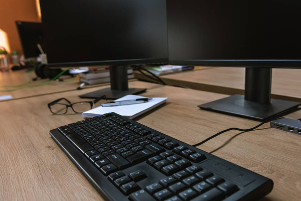 desktop, pc computer screen for business at desk - Foto, afbeelding