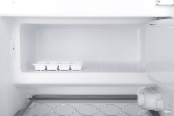 Nowa lodówka izolowane na białym tle. Nowoczesna kuchnia i domowe AGD - Zdjęcie, obraz