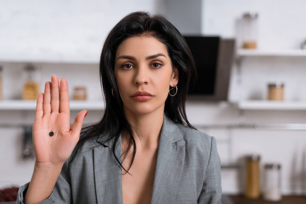 mujer de negocios triste mostrando la mano con el punto negro en la palma, concepto de violencia doméstica
  - Foto, Imagen