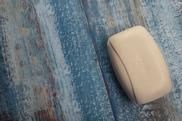 Un morceau de savon de toilette sur un fond en bois. Ferme là. Des mains propres est la prévention de l'infection COVID-19
 - Photo, image