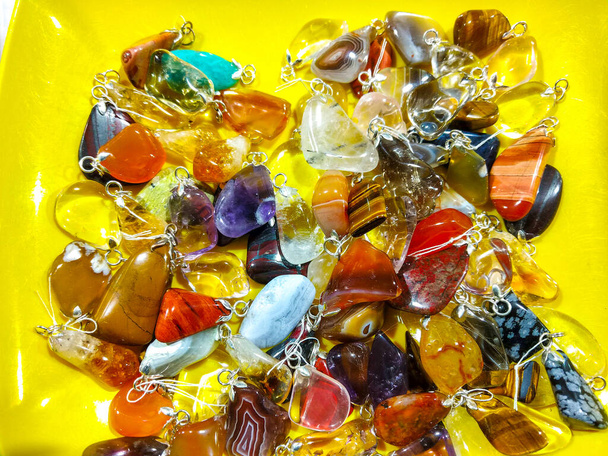 colgantes hermosos surtidos, piedras preciosas y cristales
 - Foto, imagen