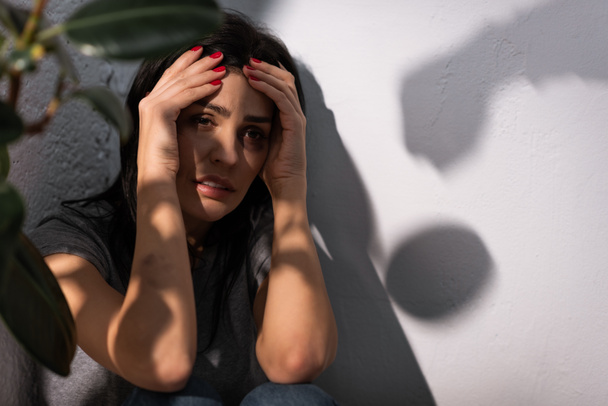 Yüzü moraran, aile içi şiddet içeren depresif kadının seçici odağı.  - Fotoğraf, Görsel