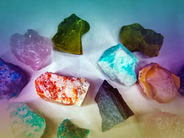 різноманітні красиві дорогоцінні камені і кристали
 - Фото, зображення