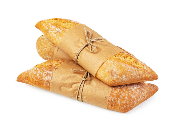 vers gebakken brood geïsoleerd op witte achtergrond - Foto, afbeelding