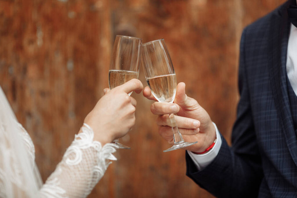 gyönyörű ifjú házaspár pezsgővel - Fotó, kép
