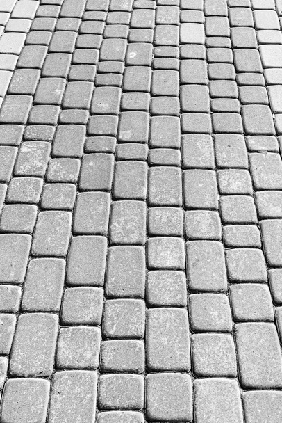 Gri asfalt yolun en üst manzarası. Granit desenli eski bir asfalt. Sokak kaldırımı kaldırımı. Tasarım için soyut arkaplan. - Fotoğraf, Görsel