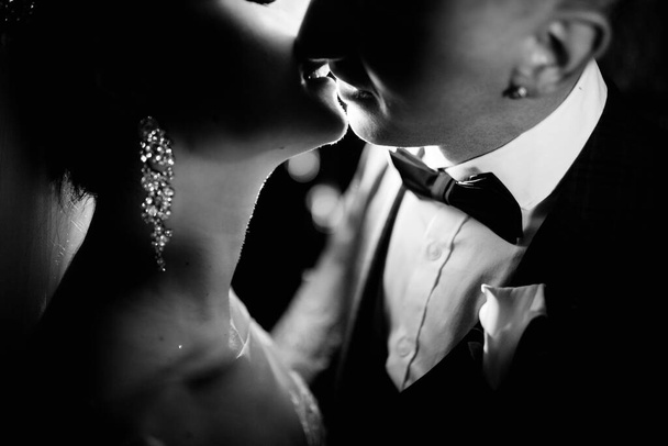 beautiful  young couple of newlyweds  kissing - Fotografie, Obrázek
