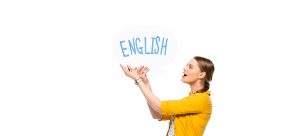 πλαϊνή άποψη του ενθουσιασμένος όμορφο κορίτσι με πλεξούδα κρατώντας φούσκα ομιλία με τα αγγλικά γράμματα απομονώνονται σε λευκό, πανοραμική λήψη - Φωτογραφία, εικόνα