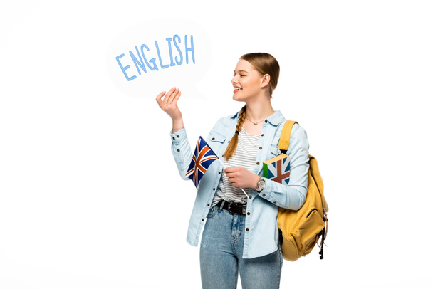 sonriente estudiante bonita con mochila celebración de libro, burbuja del habla con letras inglesas y bandera británica aislado en blanco
 - Foto, imagen