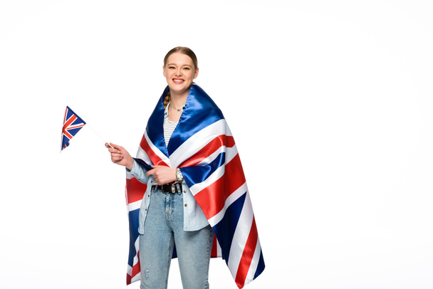 glückliches hübsches Mädchen mit Zopf und UK-Flaggen isoliert auf weiß - Foto, Bild