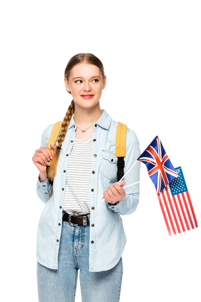 hymyilevä tyttö punos ja reppu tilalla liput Amerikan ja Yhdistyneen kuningaskunnan eristetty valkoinen
 - Valokuva, kuva