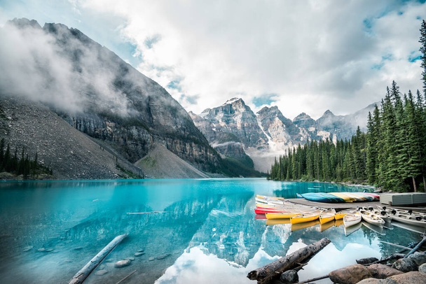 Banff Ulusal Parkı 'ndaki güzel Moraine Gölü, Alberta, Kanada - Fotoğraf, Görsel