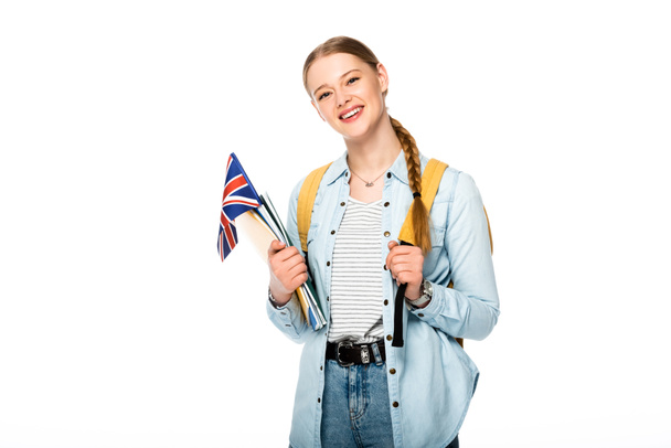 Lächelndes Mädchen mit Zopf und Rucksack mit Fahne des vereinigten Königreichs und Schriftzügen auf weißem Grund - Foto, Bild