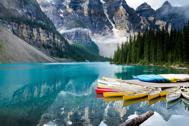 Озеро Морена в Банф національному парку (Альберта, Канада). - Фото, зображення