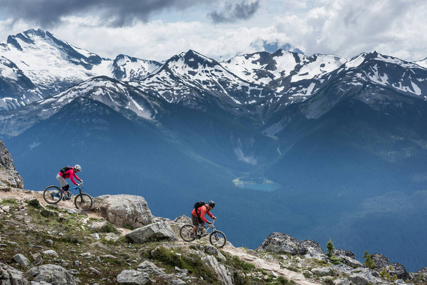 Maastopyöräilijät Whistler vuoristossa, Brittiläinen Kolumbia, Kanada
 - Valokuva, kuva