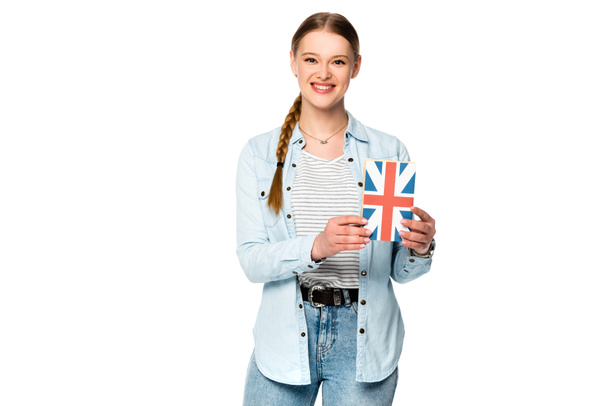 Güler yüzlü, örgülü, elinde İngiltere bayrağı olan güzel bir kız. - Fotoğraf, Görsel